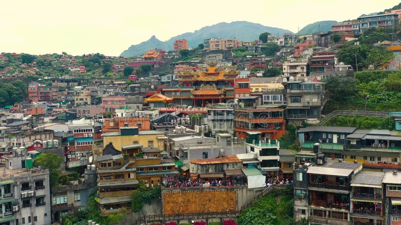 Taiwán china 7 de enero de 2025 : los edificios coloridos y las colinas de una ciudad de taiwán repletas de vida y almacen de video