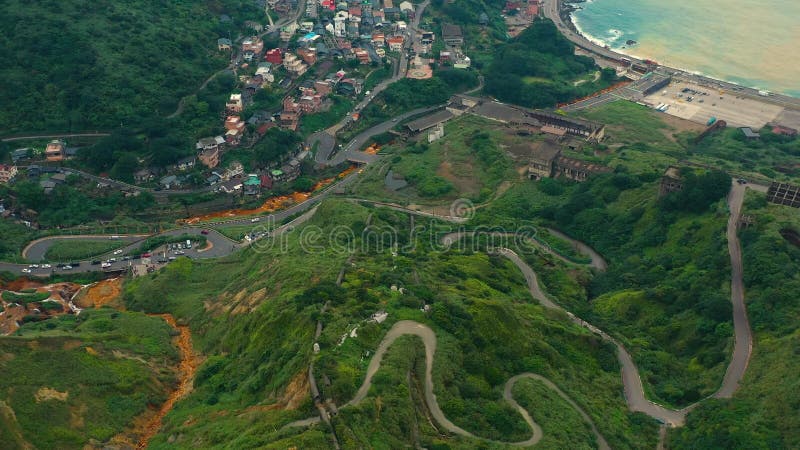 Taiwán china 7 de enero de 2025 : panorama panorámico de carreteras sinuosas y paisajes costeros en taiwán metrajes