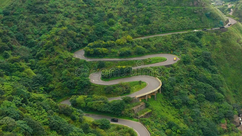 Taiwán china 7 de enero de 2025 : senda sinuosa en la ladera de una colina rodeada de exuberante vegetación almacen de metraje de vídeo