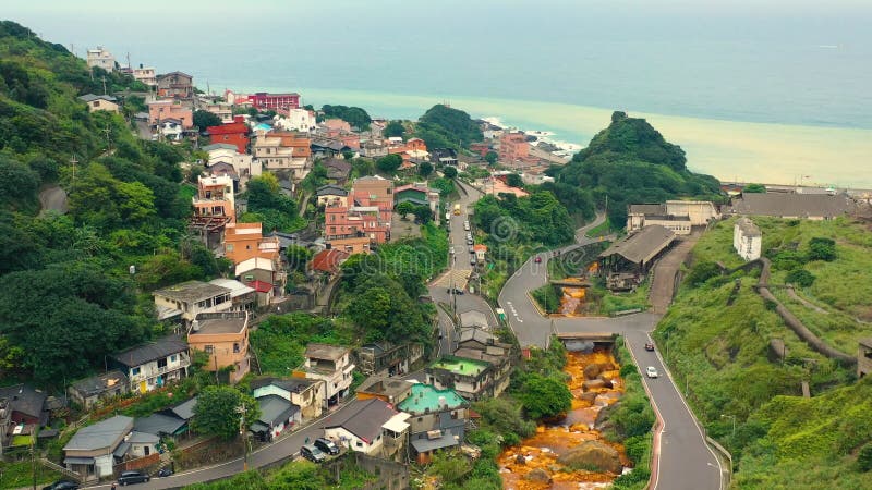 Taiwán china 7 de enero de 2025 : vista aérea de los pueblos costeros que exhiben las carreteras y las zonas verdes almacen de metraje de vídeo