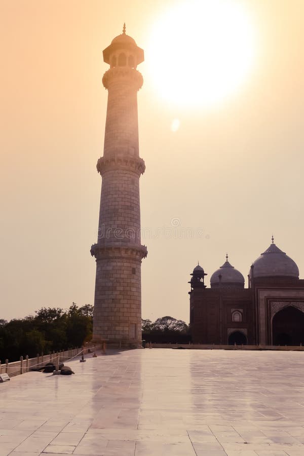 Taj Mahal, Agra, im Januar 2019: Eins der vier Säulenminaretts von Taj Mahal ein tadellos symmetrisches Gebäude um Haupthaube lizenzfreie stockbilder Taj Mahal, Agra, im Januar 2019: Eins der vier Säulenminaretts von Taj Mahal ein tadellos symmetrisches Gebäude um Haupthaube lizenzfreie stockbilder