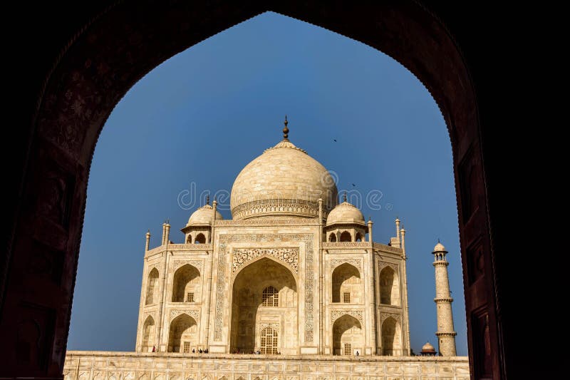 Taj Mahal obramiający wśród łuku, niebieskie niebo, India