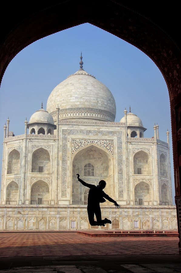 Taj Mahal obramiający z łukiem jawab z sillhouetted kobietą