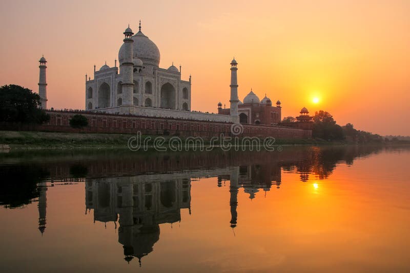 Taj Mahal refletiu no rio de Yamuna no por do sol em Agra, Índia imagens de stock Taj Mahal refletiu no rio de Yamuna no por do sol em Agra, Índia imagens de stock