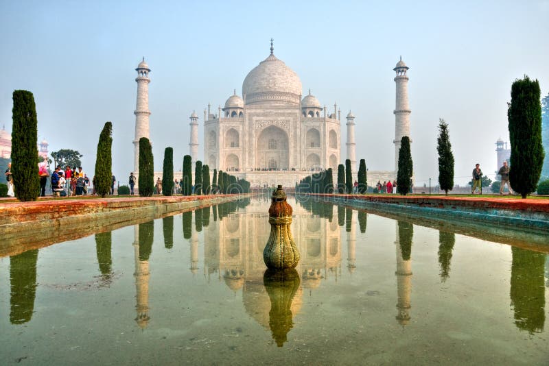 Taj Mahal at sunrise, Agra, Uttar Pradesh, India.