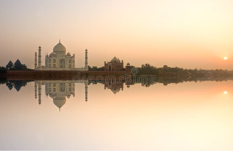 Taj Mahal at sunset, Agra, Uttar Pradesh, India.