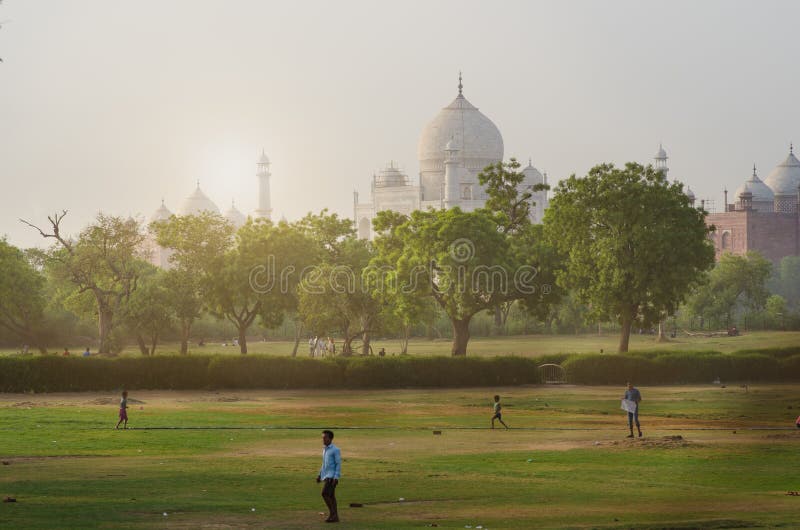 Taj Mahal symbol av hinduismreligionen Non traditionellt foto av Taj Mahal Blå morgon unga vuxen människa Begrepp av resanden och royaltyfria bilder Taj Mahal symbol av hinduismreligionen Non traditionellt foto av Taj Mahal Blå morgon unga vuxen människa Begrepp av resanden och royaltyfria bilder