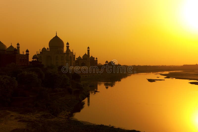 Taj Mahal with the Yamuna River.