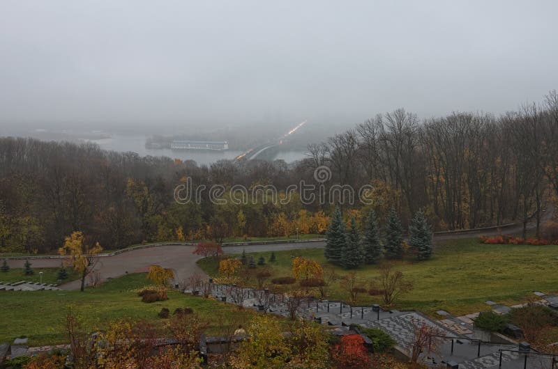 Tajemniczy mgłowy jesień ranek Panorama Kyiv od parka sława park chwała Metro most przez Dnipro rzekę obraz stock Tajemniczy mgłowy jesień ranek Panorama Kyiv od parka sława park chwała Metro most przez Dnipro rzekę obraz stock