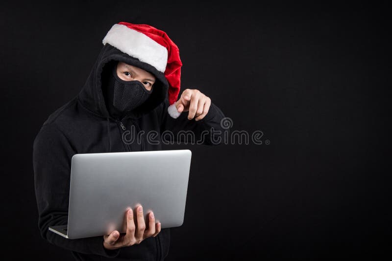 Tajemniczy samiec Santa hackera mienia laptop zdjęcie royalty free