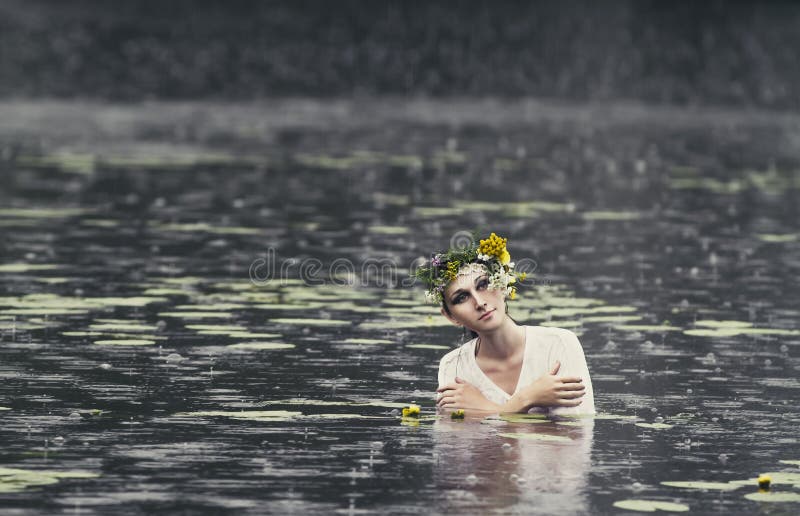 Tajemniczy wizerunek piękna kobieta w drewnach Osamotniona tajemnicza dziewczyna na tle dzika natura Kobieta w poszukiwaniu ona obrazy stock Tajemniczy wizerunek piękna kobieta w drewnach Osamotniona tajemnicza dziewczyna na tle dzika natura Kobieta w poszukiwaniu ona obrazy stock