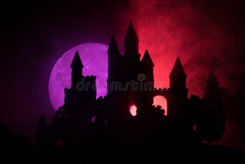 Tajemniczy średniowieczny kasztel w mglistym księżyc w pełni Zaniechany gothic stylowy stary kasztel przy nocą obraz royalty free Tajemniczy średniowieczny kasztel w mglistym księżyc w pełni Zaniechany gothic stylowy stary kasztel przy nocą obraz royalty free