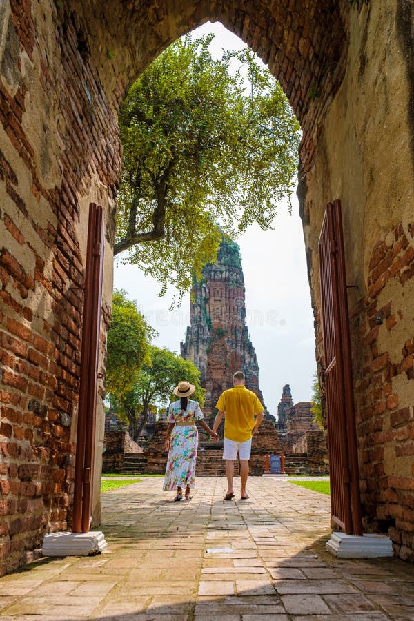 Tajlandia ayutthaya na wat phra para mężczyzn i kobiet z kapeluszem w tajlandii ayyuthaya zdjęcie royalty free