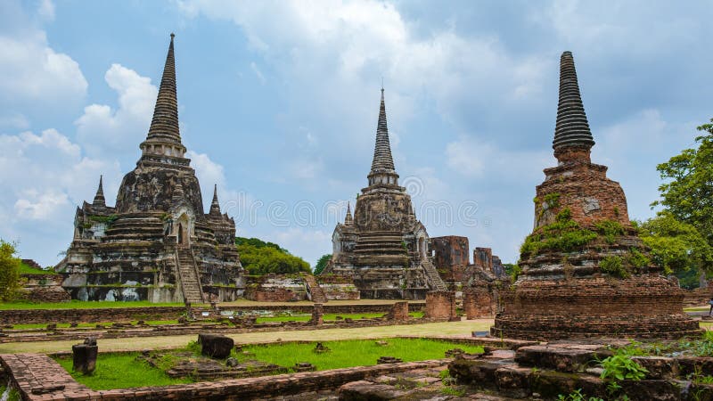 Tajlandia ayutthaya na wat phra si sanphet para mężczyzn i kobiet z kapeluszem odwiedzającym tajlandię ayyuthaya obraz stock
