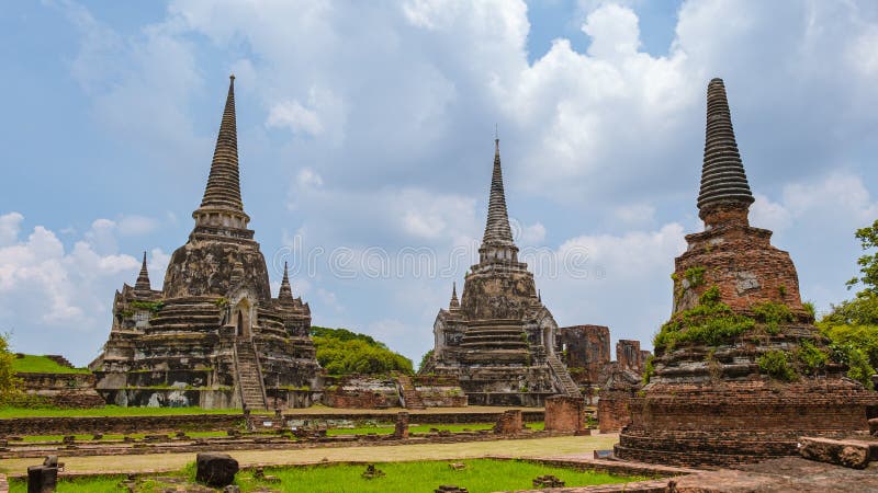 Tajlandia ayutthaya na wat phra si sanphet para mężczyzn i kobiet z kapeluszem odwiedzającym tajlandię ayyuthaya fotografia royalty free