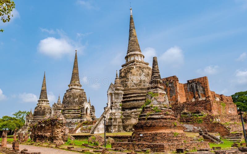 Tajlandia ayutthaya na wat phra si sanphet para mężczyzn i kobiet z kapeluszem odwiedzającym tajlandię ayyuthaya fotografia royalty free