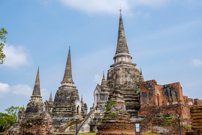 Tajlandia ayutthaya na wat phra si sanphet para mężczyzn i kobiet z kapeluszem odwiedzającym tajlandię ayyuthaya obraz royalty free