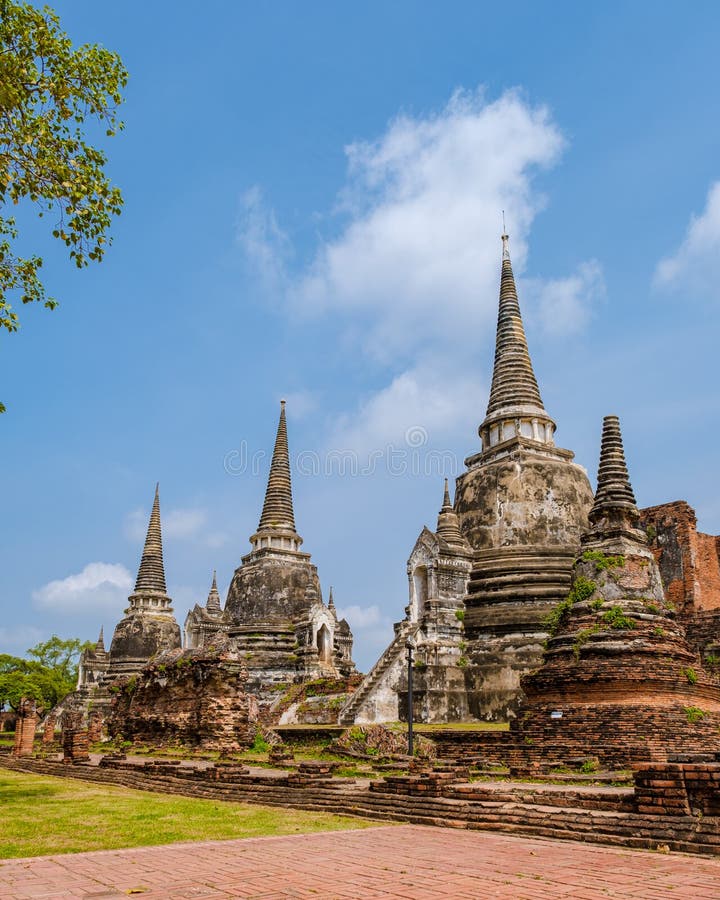 Tajlandia ayutthaya na wat phra si sanphet para mężczyzn i kobiet z kapeluszem odwiedzającym tajlandię ayyuthaya fotografia royalty free