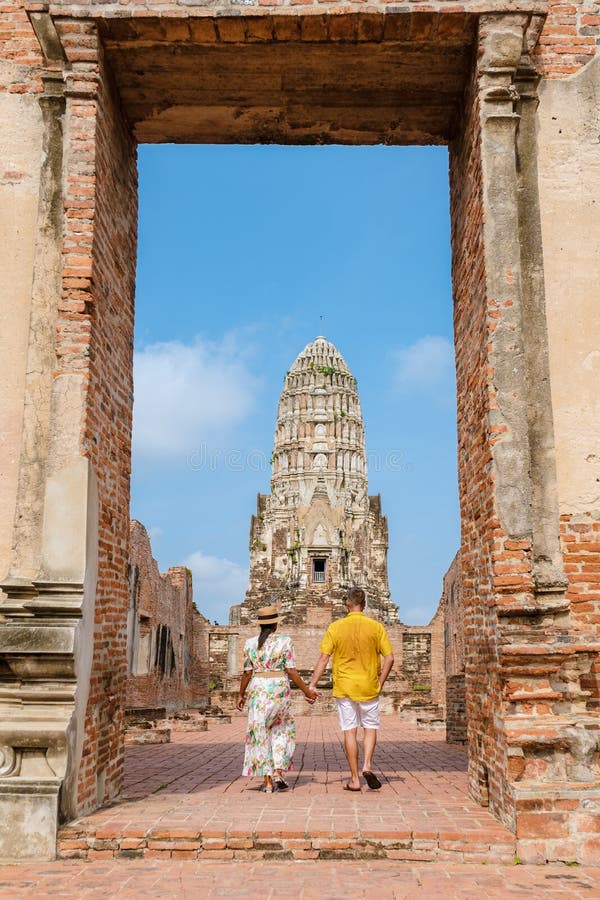 Tajlandia ayutthaya na wat ratchaburana para mężczyzn i kobiet z kapeluszem odwiedzającym tajlandię ayyuthaya obrazy stock