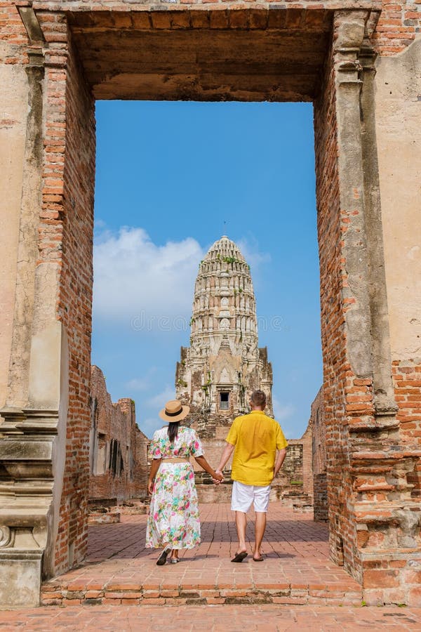 Tajlandia ayutthaya na wat ratchaburana para mężczyzn i kobiet z kapeluszem odwiedzającym tajlandię ayyuthaya obraz royalty free