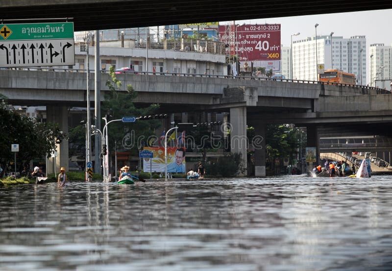 Tajlandia Bangkok, Listopad, - 2011: tutejsi mieszkanowie poruszający na wodzie zalewali ulicy miasto podczas wylew w uderzeniu fotografia royalty free Tajlandia Bangkok, Listopad, - 2011: tutejsi mieszkanowie poruszający na wodzie zalewali ulicy miasto podczas wylew w uderzeniu fotografia royalty free