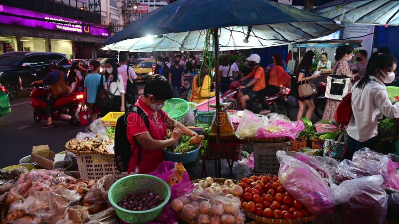 Tajlandia bangkok maj 12 2020 : ludzie wybierający warzywo na nocnym rynku ulicznym z maską na blokadach na bang rak market