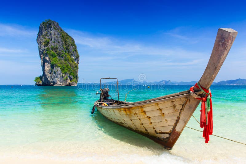 Tajlandia lata podróży morze, Tajlandzka stara drewniana łódź przy morze plaży Krabi Phi Phi wyspą Phuket