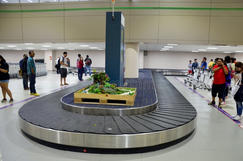 Tajlandzcy ludzie i podróżniczy czekanie otrzymywają bagaż na carousel conve zdjęcia stock Tajlandzcy ludzie i podróżniczy czekanie otrzymywają bagaż na carousel conve zdjęcia stock