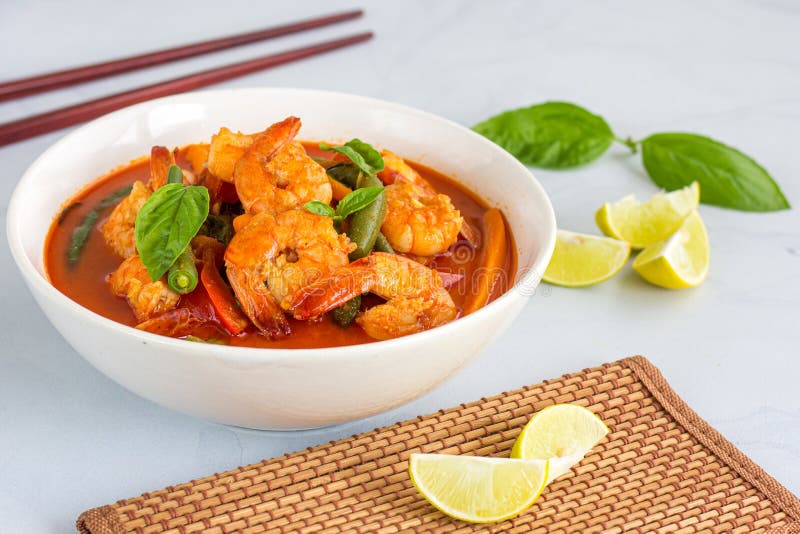 Tajlandzki Czerwony curry z garnelą, krewetką/- Tajlandzki jedzenie