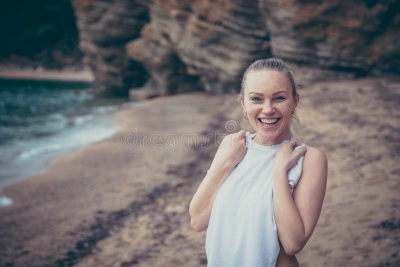 tajne kobiety Młoda piękna nieśmiała uśmiechnięta kobieta w bikini na plażowej patrzeje kamerze podczas plażowych wakacji zdjęcie royalty free tajne kobiety Młoda piękna nieśmiała uśmiechnięta kobieta w bikini na plażowej patrzeje kamerze podczas plażowych wakacji zdjęcie royalty free