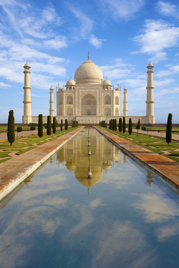 Taj反射在池塘的Mahal。