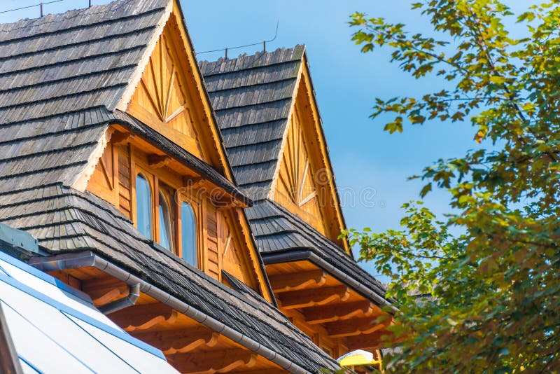 Tak av ettberättelse hus mot arkivbild Tak av ettberättelse hus mot arkivbild