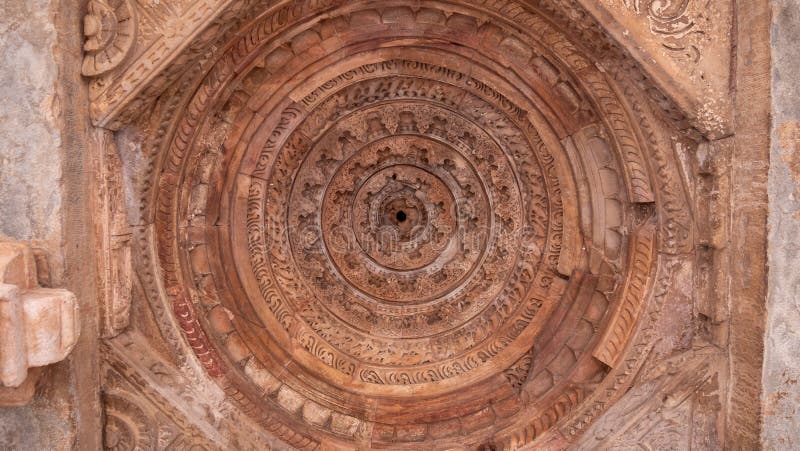 Tak inne i en byggnad vid qutub-minaranläggningen i delhi. Tak inuti en byggnad vid ett minarkomplex av qutub i delhi india