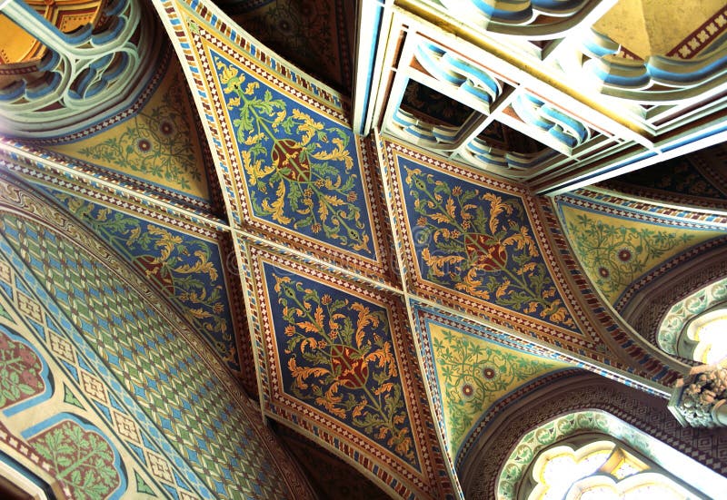 Tak inom den Matthias kyrkan, Budapest, Ungern arkivbild