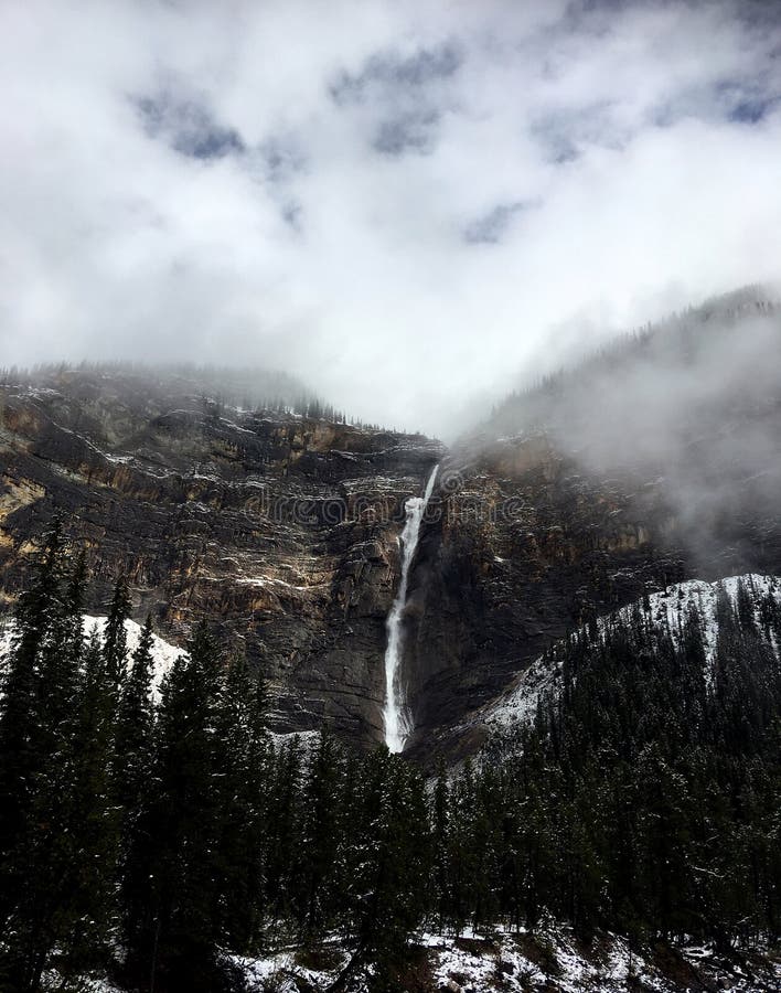 Takakkaw nedg?ngar, Yoho National Park, Kanada royaltyfri bild Takakkaw nedg?ngar, Yoho National Park, Kanada royaltyfri bild