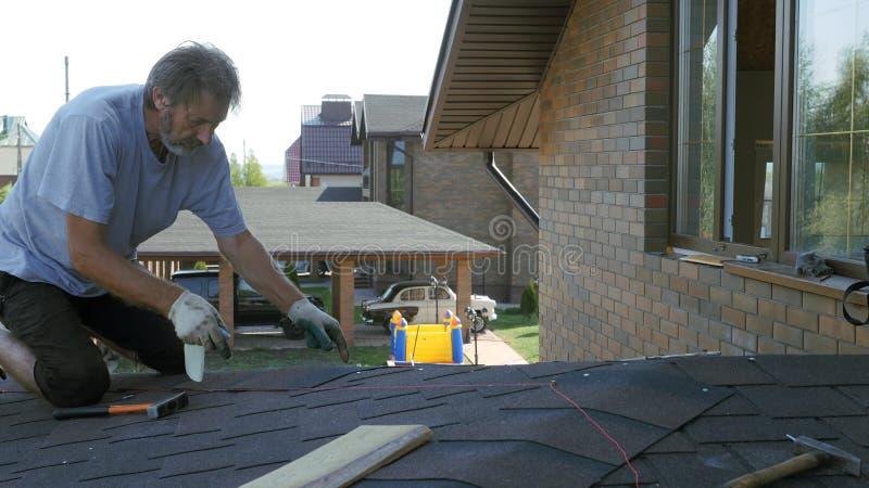 Takarbeten. att lägga ett mjukt element på plattan. montering av taket på basen.