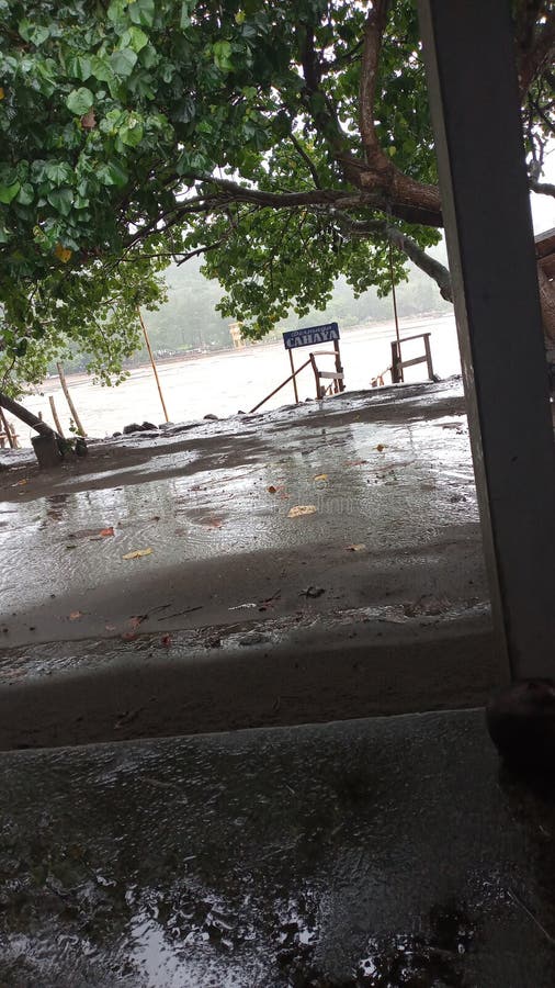 Take Shelter in the Pouring Rain and See the Beautiful Scenery