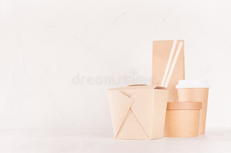 Takeaway uppsättningmodell för mat för märket - den tomma packen för kraft papper för asiatisk kokkonst - ask för nudlar, drinkko arkivbilder