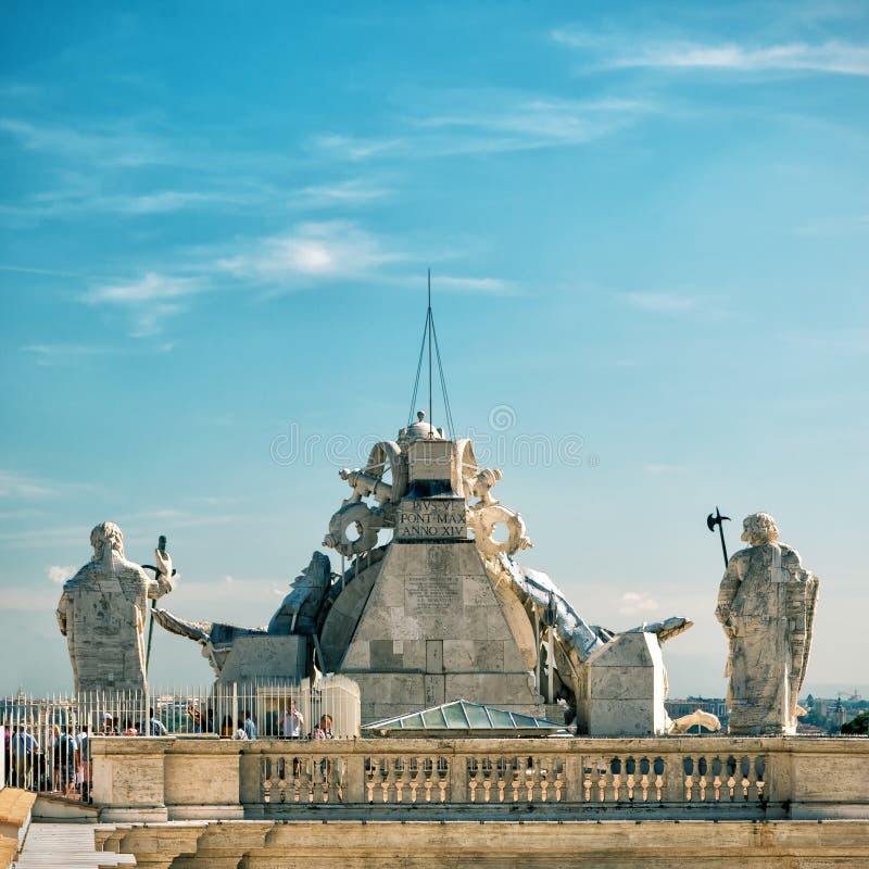 Taket av basilikan för St Peter ` s (San Pietro) i Rome arkivbild Taket av basilikan för St Peter ` s (San Pietro) i Rome arkivbild