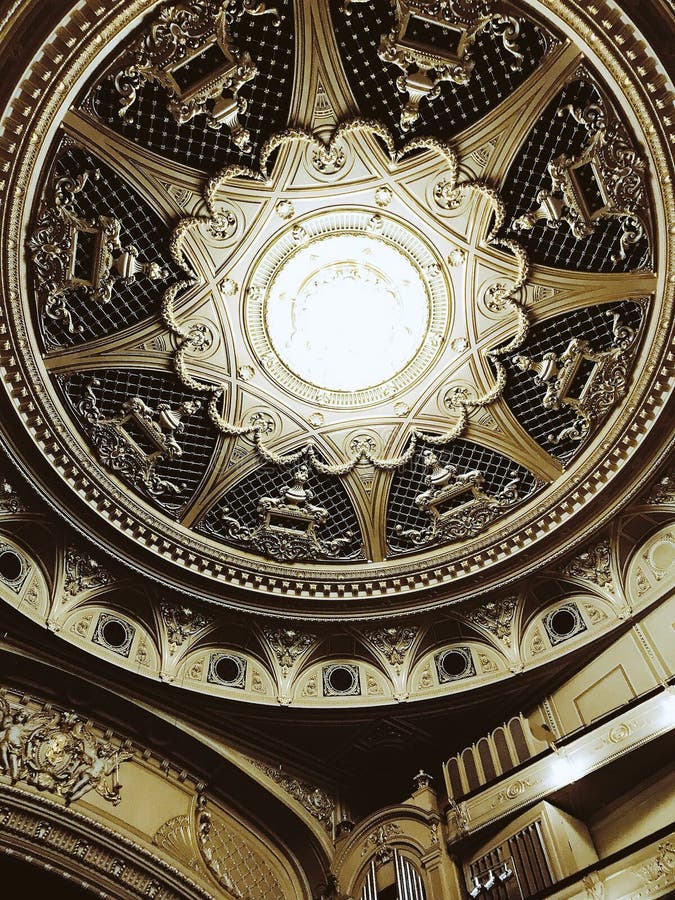 Taket av den Kyiv operahuset - OPERA - UKRAINA - EUROPA royaltyfri foto Taket av den Kyiv operahuset - OPERA - UKRAINA - EUROPA royaltyfri foto