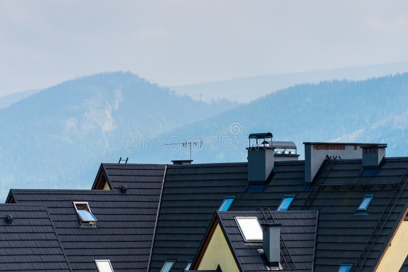 Taket av villan är närbilden mot bakgrunden av moen royaltyfri bild Taket av villan är närbilden mot bakgrunden av moen royaltyfri bild