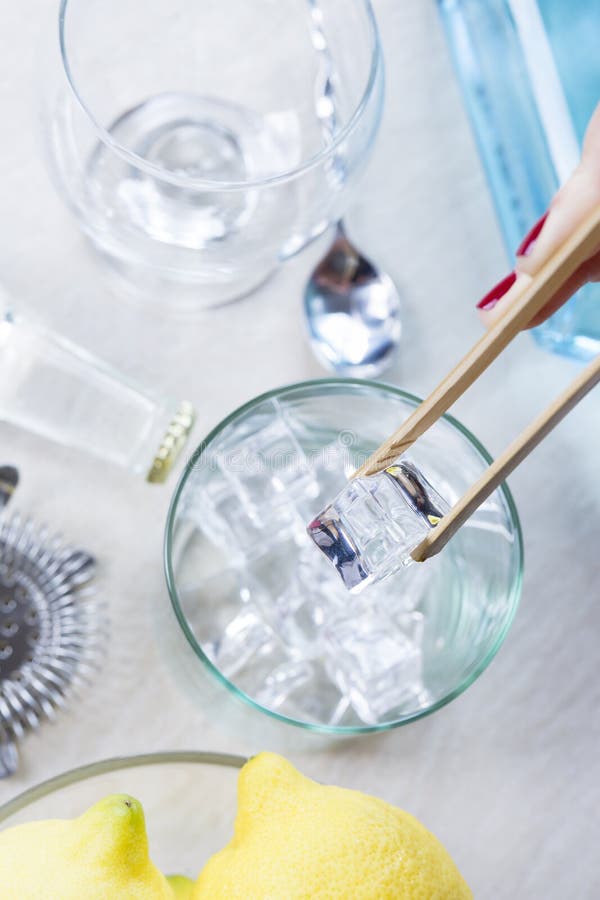 https://thumbs.dreamstime.com/b/taking-ice-cubes-woman-hand-bucket-bamboo-tongs-gin-tonic-session-focus-cube-53689400.jpg