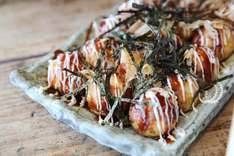 Takoyaki em mesa de madeira imagens de stock