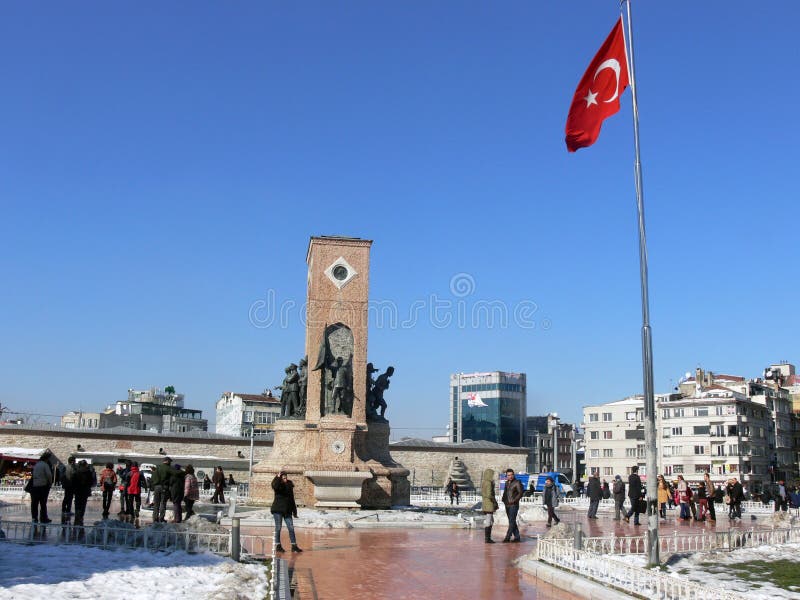 Taksim fyrkant, Istanbul med den turkiska nationsflaggan royaltyfri foto Taksim fyrkant, Istanbul med den turkiska nationsflaggan royaltyfri foto