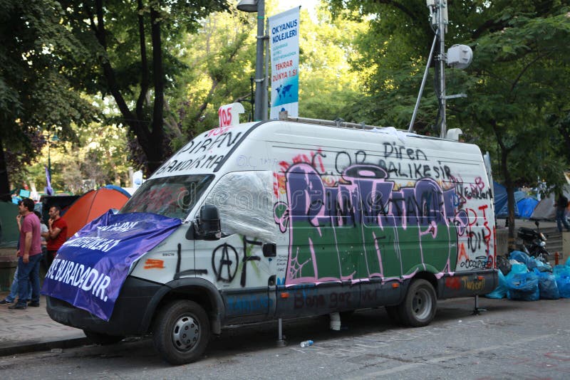 TAKSIM GEZI PARKERAR MOTSTÅND, ISTANBUL. arkivfoto TAKSIM GEZI PARKERAR MOTSTÅND, ISTANBUL. arkivfoto