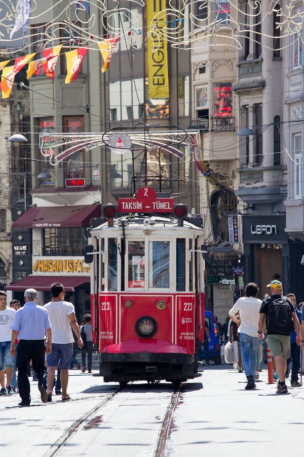 Taksim Tunel nostalgii Tramwajowi trundles wzdłuż istiklal ludzi przy istiklal aleją i ulicy Istanbuł, Turcja fotografia stock Taksim Tunel nostalgii Tramwajowi trundles wzdłuż istiklal ludzi przy istiklal aleją i ulicy Istanbuł, Turcja fotografia stock