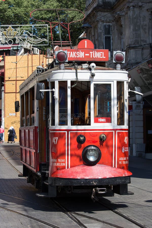 Taksim Tunel nostalgii Tramwajowi trundles wzdłuż istiklal ludzi przy istiklal aleją i ulicy Istanbuł, Turcja obrazy stock Taksim Tunel nostalgii Tramwajowi trundles wzdłuż istiklal ludzi przy istiklal aleją i ulicy Istanbuł, Turcja obrazy stock