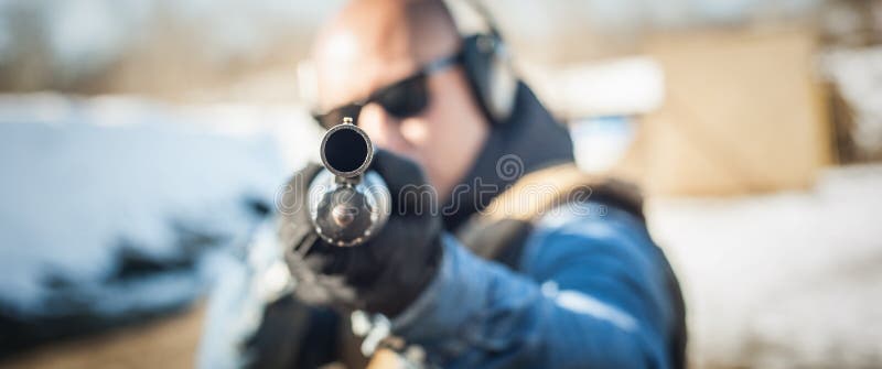 Taktisk utbildning för skytte för stridpumpvapen Kurs för hagelgevärvapenhandling arkivbild Taktisk utbildning för skytte för stridpumpvapen Kurs för hagelgevärvapenhandling arkivbild