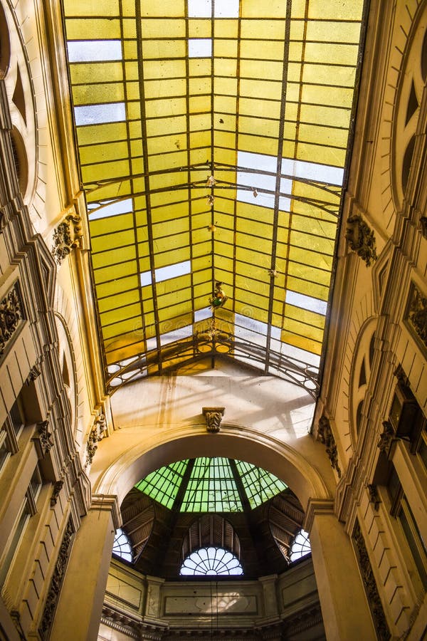 Tal der Könige Passage oder des Durchganges Macca - Villacrosse ein bezaubernder Platz zwischen Lipscani-Straße und Victoriei-Str lizenzfreie stockfotografie Tal der Könige Passage oder des Durchganges Macca - Villacrosse ein bezaubernder Platz zwischen Lipscani-Straße und Victoriei-Str lizenzfreie stockfotografie