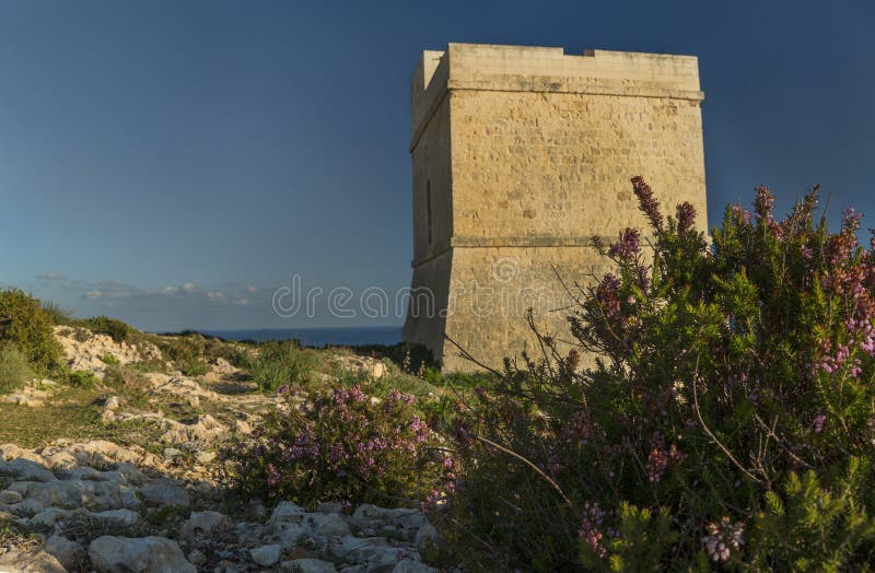 Tal Hamrija-toren dichtbij de megalitische tempel van Mnajdra stock afbeeldingen Tal Hamrija-toren dichtbij de megalitische tempel van Mnajdra stock afbeeldingen